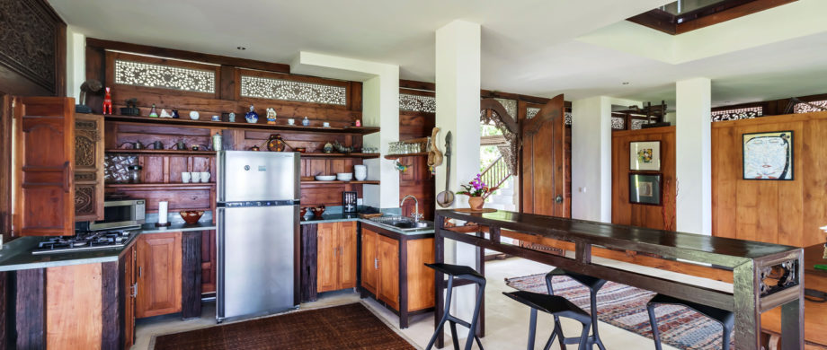 Cozinha e utilitários disponíveis no Villa Joglo em Citakara Sari Estate