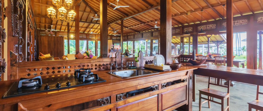 Detalhes arquitetônicos de madeira ornamentados apresentados em Villa Saraswati no Citakara Sari Estate em Bali