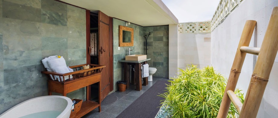 Área de banho privativa iluminada pelo sol em Villa Yoga Bale na Citakara Sari Estate em Bali
