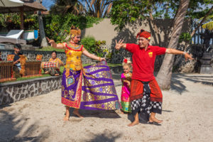 Kinderen die Balinese kostuums dragen en Balinese dans leren tijdens hun vakantie op Citakara Sari Estate