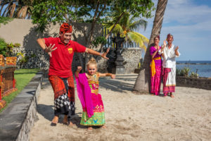 Una lezione di danza balinese in famiglia privata mentre indossa costumi balinesi presso la tenuta Citakara Sari